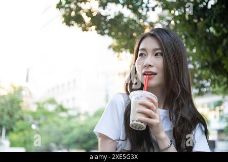 Junge Frau Saft zu trinken Stockfoto