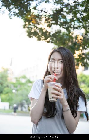 Junge Frau Saft zu trinken Stockfoto