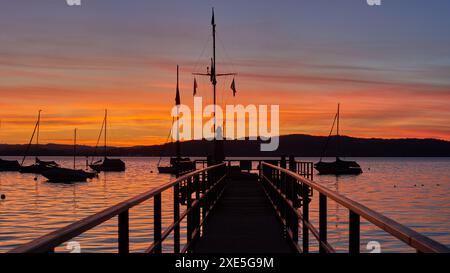 Sonnenaufgangspanorama Am Bodensee. Morgensonnenlicht Über Ruhigem Wasser. Stockfoto