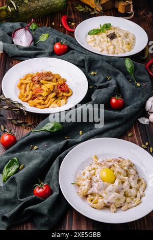 Verschiedene italienische Nudelsorten in Schüsseln Stockfoto