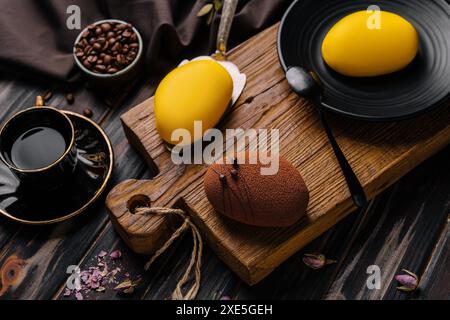 Französische Mousse-Kuchen mit einer Tasse Kaffee Stockfoto