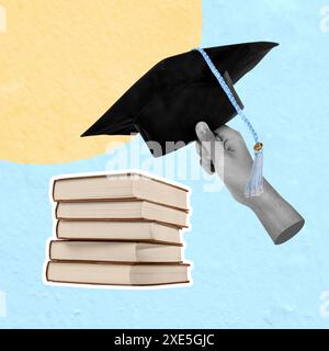 Hand hält eine Abschlusskappe über einem Stapel Bücher, die den Abschluss eines Diploms und das Streben nach Wissen symbolisiert Stockfoto