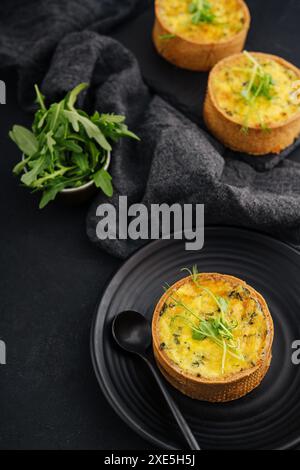 Teller mit vielen Mini-Biss Größe Quiche Vorspeisen Stockfoto