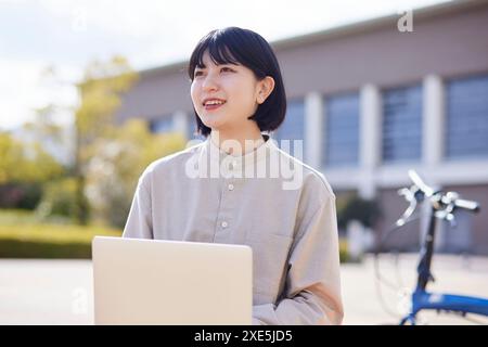 Junge japanische Universitätsstudenten genießen das Leben auf dem Campus Stockfoto