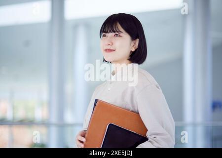 Junge japanische Universitätsstudenten genießen das Leben auf dem Campus Stockfoto