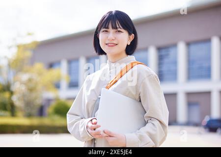 Junge japanische Universitätsstudenten genießen das Leben auf dem Campus Stockfoto