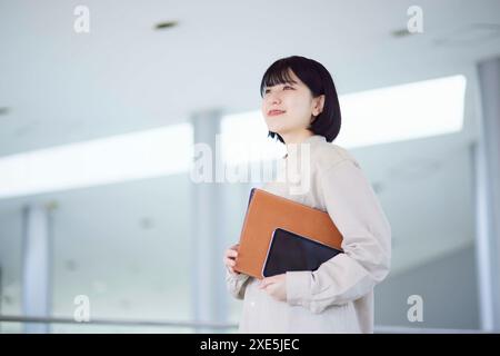 Junge japanische Universitätsstudenten genießen das Leben auf dem Campus Stockfoto