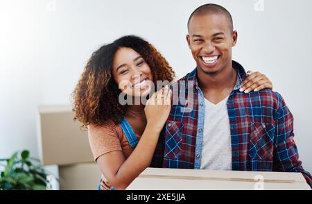 Aufregendes Paar, Porträt und Umzug in ein neues Haus mit Immobilien, Investition und glücklich für die gemeinsame Zukunft. Junge Afrikaner mit echten Kisten Stockfoto