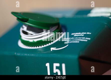 Dresden, Deutschland. Juni 2024. Ein Saftkarton steht mit geöffnetem Deckel auf einem Tisch. Um Abfall auf dem Land zu reduzieren, werden ab dem 3. Juli 2024 lose Deckel für bestimmte Getränke verboten. Dies gilt für Einwegverpackungen, die ganz oder teilweise aus Kunststoff bestehen - wie Saftkartons oder PET-Einwegflaschen - mit einem Volumen von bis zu drei Litern. Robert Michael/dpa/Alamy Live News Stockfoto