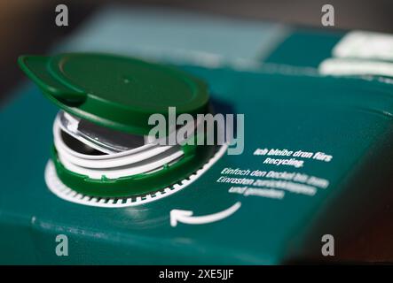 Dresden, Deutschland. Juni 2024. Ein Saftkarton steht mit geöffnetem Deckel auf einem Tisch. Um Abfall auf dem Land zu reduzieren, werden ab dem 3. Juli 2024 lose Deckel für bestimmte Getränke verboten. Dies gilt für Einwegverpackungen, die ganz oder teilweise aus Kunststoff bestehen - wie Saftkartons oder PET-Einwegflaschen - mit einem Volumen von bis zu drei Litern. Robert Michael/dpa/Alamy Live News Stockfoto