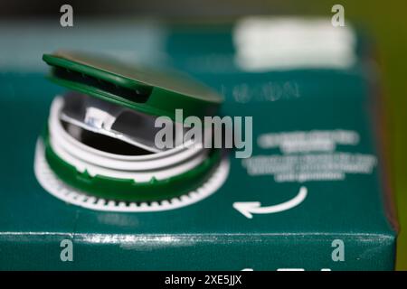 Dresden, Deutschland. Juni 2024. Ein Saftkarton steht mit geöffnetem Deckel auf einem Tisch. Um Abfall auf dem Land zu reduzieren, werden ab dem 3. Juli 2024 lose Deckel für bestimmte Getränke verboten. Dies gilt für Einwegverpackungen, die ganz oder teilweise aus Kunststoff bestehen - wie Saftkartons oder PET-Einwegflaschen - mit einem Volumen von bis zu drei Litern. Robert Michael/dpa/Alamy Live News Stockfoto