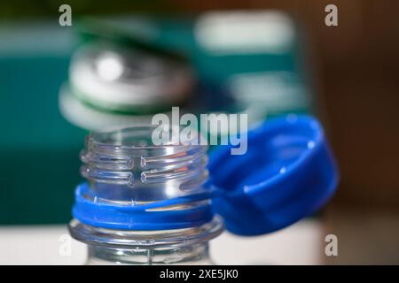 Dresden, Deutschland. Juni 2024. Ein Saftkarton und eine Wasserflasche mit offenen Deckeln stehen auf einem Tisch. Um Abfall auf dem Land zu reduzieren, werden ab dem 3. Juli 2024 lose Kappen für bestimmte Getränke verboten. Dies gilt für Einwegverpackungen, die ganz oder teilweise aus Kunststoff bestehen - wie Saftkartons oder PET-Einwegflaschen - mit einem Volumen von bis zu drei Litern. Robert Michael/dpa/Alamy Live News Stockfoto