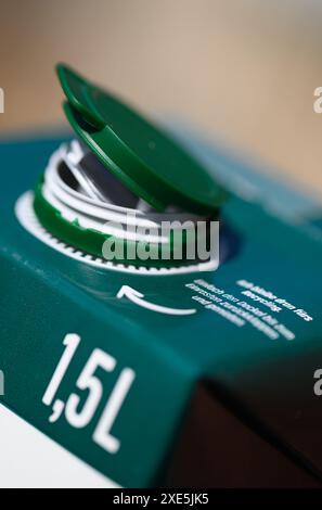 Dresden, Deutschland. Juni 2024. Ein Saftkarton steht mit geöffnetem Deckel auf einem Tisch. Um Abfall auf dem Land zu reduzieren, werden ab dem 3. Juli 2024 lose Deckel für bestimmte Getränke verboten. Dies gilt für Einwegverpackungen, die ganz oder teilweise aus Kunststoff bestehen - wie Saftkartons oder PET-Einwegflaschen - mit einem Volumen von bis zu drei Litern. Robert Michael/dpa/Alamy Live News Stockfoto