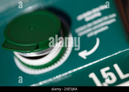 Dresden, Deutschland. Juni 2024. Ein Saftkarton steht mit geöffnetem Deckel auf einem Tisch. Um Abfall auf dem Land zu reduzieren, werden ab dem 3. Juli 2024 lose Deckel für bestimmte Getränke verboten. Dies gilt für Einwegverpackungen, die ganz oder teilweise aus Kunststoff bestehen - wie Saftkartons oder PET-Einwegflaschen - mit einem Volumen von bis zu drei Litern. Robert Michael/dpa/Alamy Live News Stockfoto