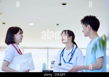 Arzt und Krankenschwester haben ein Meeting Stockfoto
