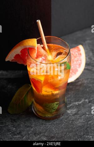 Eistee oder ein erfrischendes Sommergetränk mit Eis, Minze und Grapefruit. Stockfoto