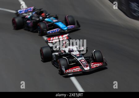 Monte-Carlo, Monaco. Mai 2024. Kevin Magnussen (Dänemark) und das MoneyGram Haas F1 Team fahren während des dritten freien Trainings vor dem Formular auf der Strecke Stockfoto