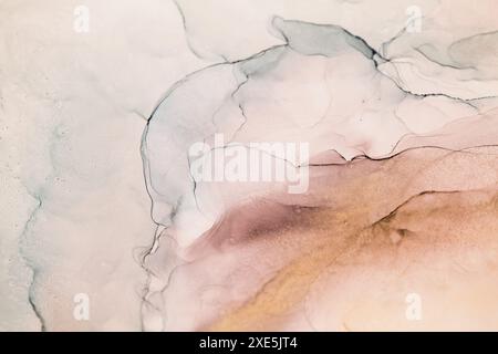 Abstrakte Tintenwirbel in Dusty Rose und Gold Stockfoto