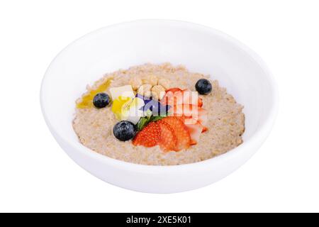 Haferflocken mit Erdbeeren, Heidelbeeren und Haselnüssen Stockfoto