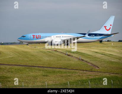 TUI Boeing 737 MAX 8 Rolling für Start am Flughafen Birmingham, Großbritannien (G-TUMT) Stockfoto