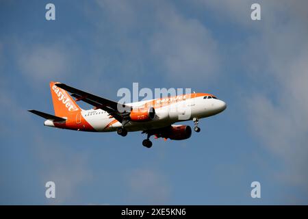 EasyJet Airbus A319-111 landet am Flughafen Birmingham, Großbritannien (G-EZFU) Stockfoto