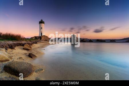 Blick auf den Leuchtturm Punta Palau an der Smaragdküste Sardiniens bei Sonnenaufgang Stockfoto