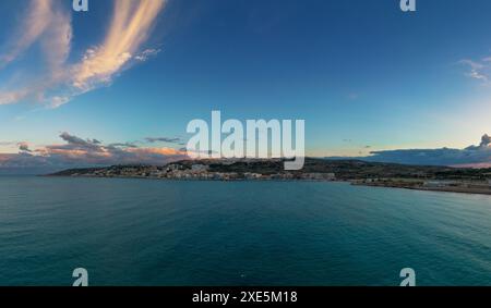 Panoramablick auf die Mellieha Bay in Malta bei Sonnenuntergang Stockfoto