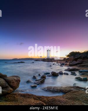 Blick auf den Leuchtturm Punta Palau an der Smaragdküste Sardiniens bei Sonnenaufgang Stockfoto