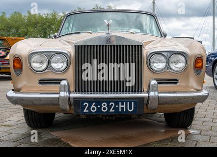 Lelystad, Niederlande, 16.06.2024, Vorderansicht des klassischen britischen Luxusautos Rolls-Royce Silver Shadow aus dem Jahr 1969 beim National Old Timer Day Stockfoto