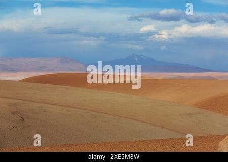 Desierto de Salvador DalÃ­ ist eine steinige Wüste inmitten des Eduardo Avaroa Andenfauna Nationalparks in Bolivien Stockfoto