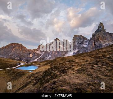 Abend Dämmerung Herbst alpine Dolomiten Berglandschaft, Trient, Italien. Blick auf den See oder Laghetto Baita Segantini. Stockfoto