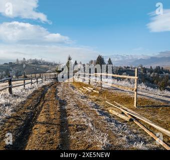 Der Winter kommt. Letzte Herbsttage, Morgen in der Berglandschaft friedliche malerische heimatte Szene. Schmutzige Straße vom Hügel Stockfoto