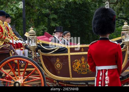 König Karl III. Und Kaiser Naruhito von Japan in Kutsche in der Mall während des Staatsbesuchs des japanischen Kaisers und Kaisers in London Stockfoto