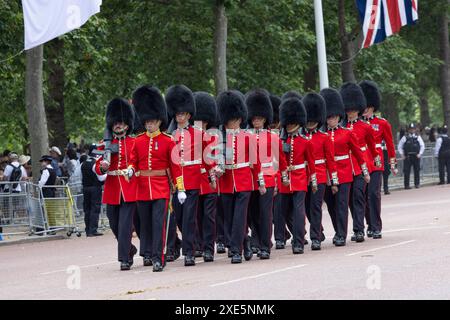 Wachleute marschieren entlang der Mall, um den Staatsbesuch des Kaisers von Japan in Großbritannien zu besuchen Stockfoto