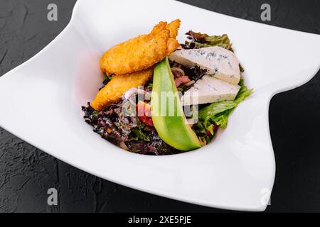 California Chicken Nuggets cobb Salat auf Teller Stockfoto