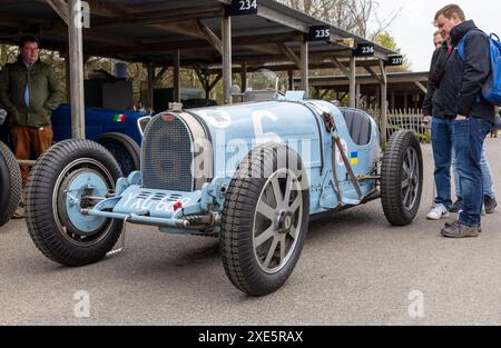 Stephen Rettenmaier's 1930 Bugatti Type 35B im Fahrerlager beim Goodwood 81st Members Meeting in Sussex, Großbritannien. Teilnehmer der Grover-Williams Trophy. Stockfoto