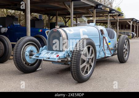 Stephen Rettenmaier's 1930 Bugatti Type 35B im Fahrerlager beim Goodwood 81st Members Meeting in Sussex, Großbritannien. Teilnehmer der Grover-Williams Trophy. Stockfoto