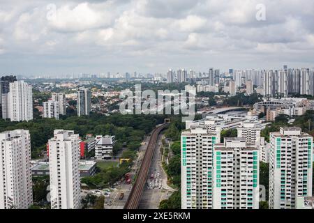 25. Juni 2024. Aus der Vogelperspektive auf Nationalstaat, Häuser, Infrastruktur wie Straßen, Bahngleise, stark bevölkertes, überfülltes Land, Singapur. Stockfoto