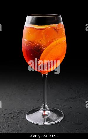 Glas Aperol Spritz Cocktail auf schwarzem Hintergrund Stockfoto