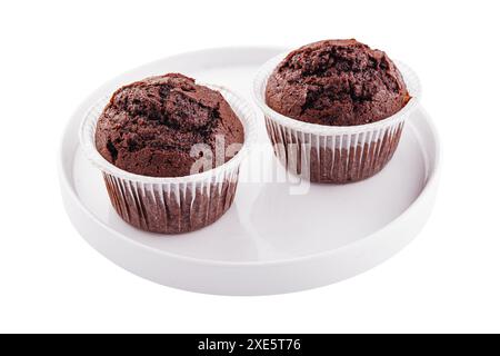 Schokoladen-Cupcakes auf einem Teller isoliert auf weiß Stockfoto