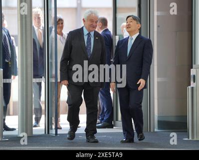 Chief Executive und Direktor des Francis Crick Institute, Sir Paul Nurse, begrüßt Kaiser Naruhito von Japan im Rahmen des Staatsbesuchs des Kaisers in Großbritannien im Zentrum von London. Bilddatum: Mittwoch, 26. Juni 2024. Stockfoto