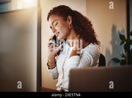 Müde Frau, Nackenschmerzen und Nacht mit Anruf für Kommunikation bei Stress, Schulden oder Müdigkeit im Büro. Weibliche Person oder junge Mitarbeiterin, die spät arbeitet Stockfoto