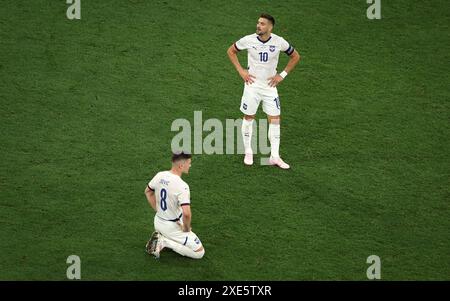 MÜNCHEN – 25. JUNI: Dusan Tadic aus Serbien und Luka Jovic aus Serbien sehen nach dem Gruppenspiel der UEFA EURO 2024 zwischen Dänemark und Serbien am 25. Juni 2024 in der Münchener Fußballarena niedergeschlagen aus. © diebilderwelt / Alamy Stock Stockfoto