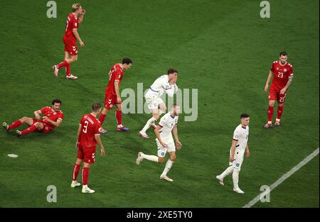 MÜNCHEN, DEUTSCHLAND - 25. JUNI: Dusan Vlahovic aus Serbien Strahinja Pavlovic aus Serbien Luka Jovic aus Serbien sieht beim Gruppenspiel der UEFA EURO 2024 zwischen Dänemark und Serbien am 25. Juni 2024 in der Münchener Fußballarena aus. © diebilderwelt / Alamy Stock Stockfoto