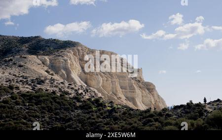 Menschen wandern am Rand der weißen Klippe entlang des Ozeans. Leute aktiv Trekking im Freien. Gesunder Lebensstil. Stockfoto