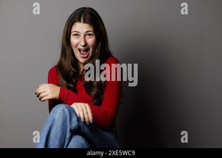 Maedchen, 13 Jahre alt, zeigt ihr Emotionen, Bonn, 04.10.2023. Bonn Deutschland *** Mädchen, 13 Jahre alt, zeigt ihre Emotionen, Bonn, 04 10 2023 Bonn Keim Stockfoto