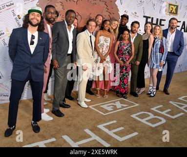 Los Angeles, Usa. Juni 2024. (L-R) Jose M. Cervantes, Corey Hendrix, Edwin Lee Gibson, Matty Matheson, Jeremy Allen White, EBON Moss-Bachrach, Ayo Edebiri, Abby Elliott, Liza Col-n-Zayas, Lionel Boyce, Ricky Staffieri, Sarah Ramos, Gillian Jacobs und Chris Witaske nehmen am Dienstag, den 25. Juni 2024, im El Capitan Theatre in der Hollywood-Sektion von Los Angeles an der Premiere von „The Bear“ Teil. Geschichte: Ein junger Koch aus der gehobenen Gastronomie kehrt nach Chicago zurück, um den Sandwich-Shop seiner Familie zu leiten. Foto: Jim Ruymen/UPI Credit: UPI/Alamy Live News Stockfoto