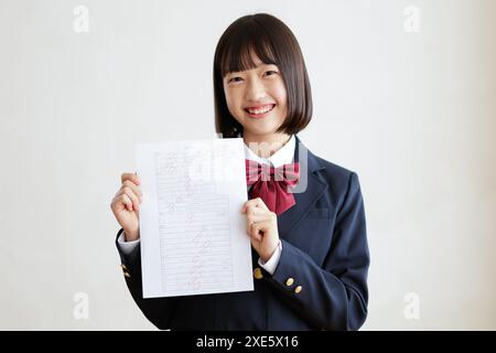 Mädchen hält Test mit perfekter Punktzahl Stockfoto