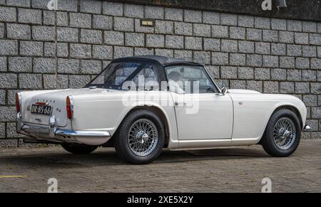 Lelystad, Niederlande, 16.06.2024, Seitenansicht des klassischen britischen Sportwagens Triumph TR4 aus dem Jahr 1964 beim National Old Timer Day Stockfoto