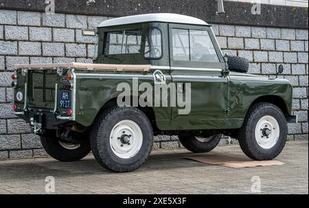 Lelystad, Niederlande, 16.06.2024, klassisches britisches Geländefahrzeug Land Rover 88 Serie IIA Abholung vom 1969. April beim National Old Timer Day Stockfoto